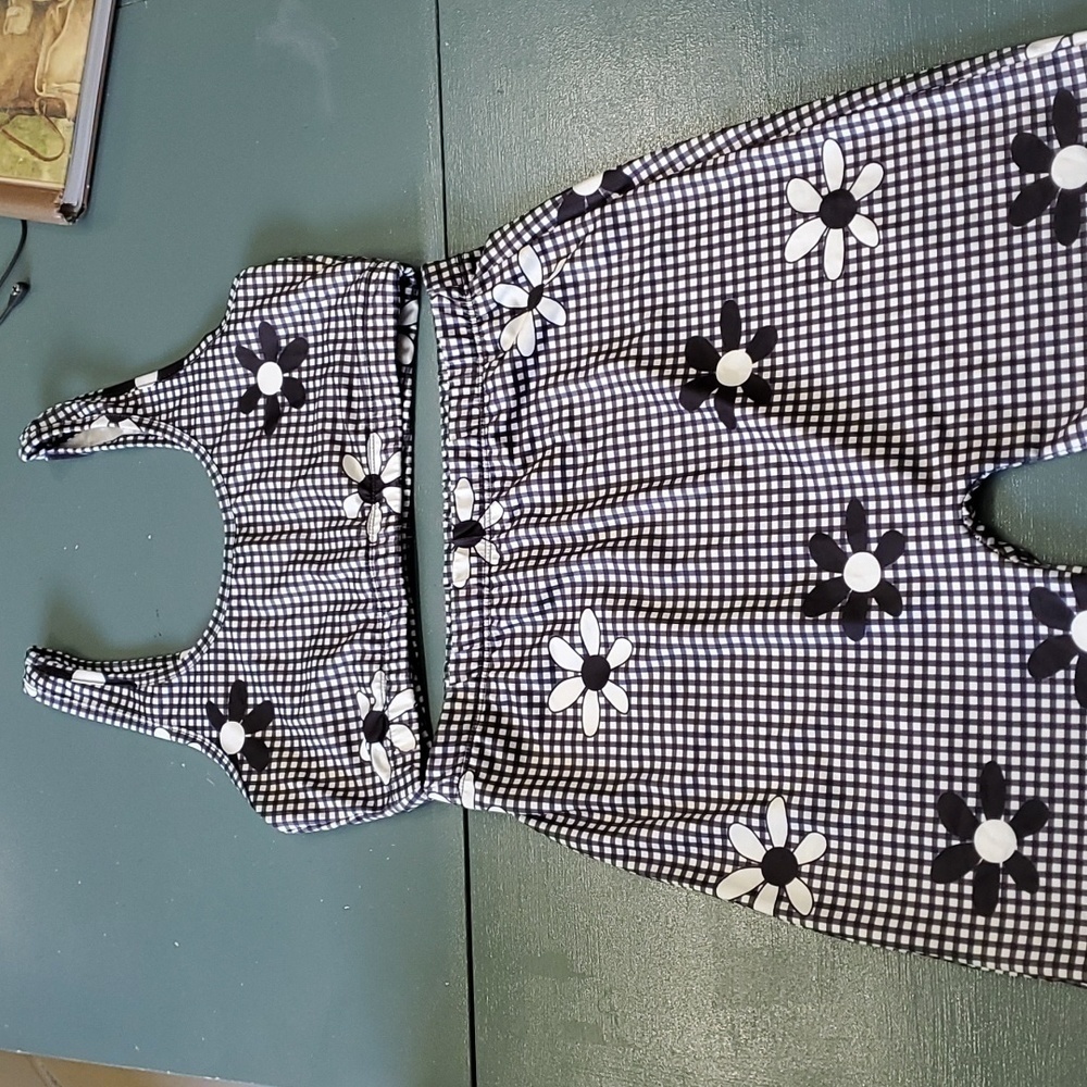 Sweet little summer set, shorts and top nave blue and white. Size small. NWOT.‎